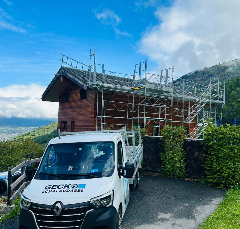 Échafaudage pour rénovation de toiture en Valais et à Sion